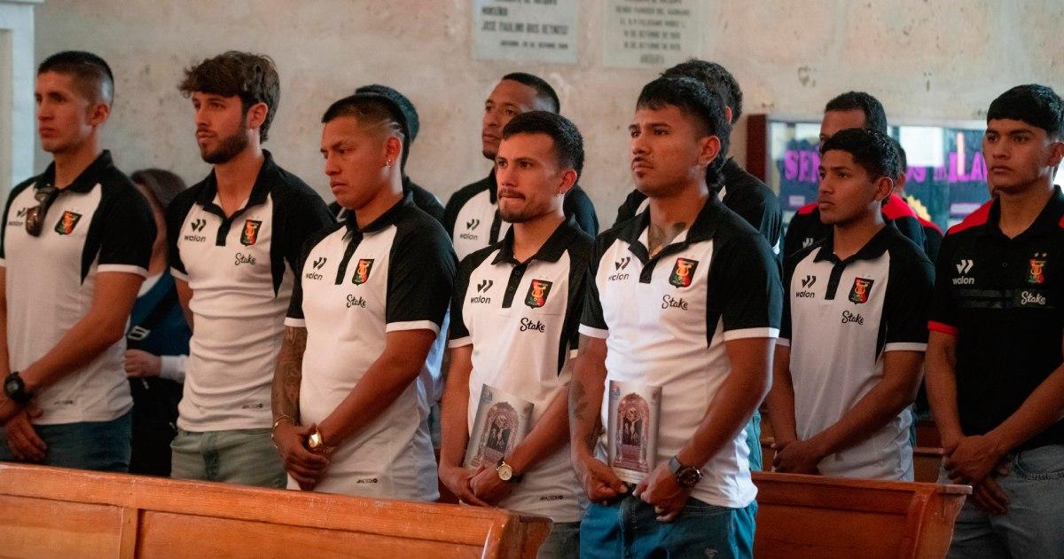 (FOTOS) Renovaron su fe: FBC Melgar estuvo en misa en honor al Señor de los Milagros