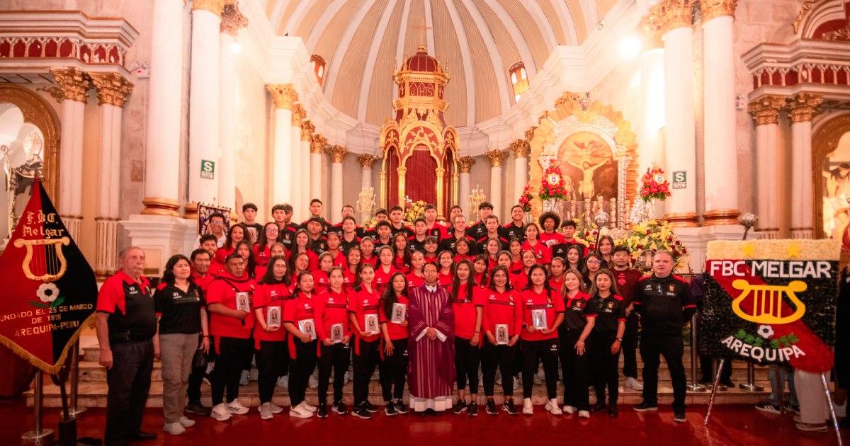 (FOTOS) Renovaron su fe: FBC Melgar estuvo en misa en honor al Señor de los Milagros