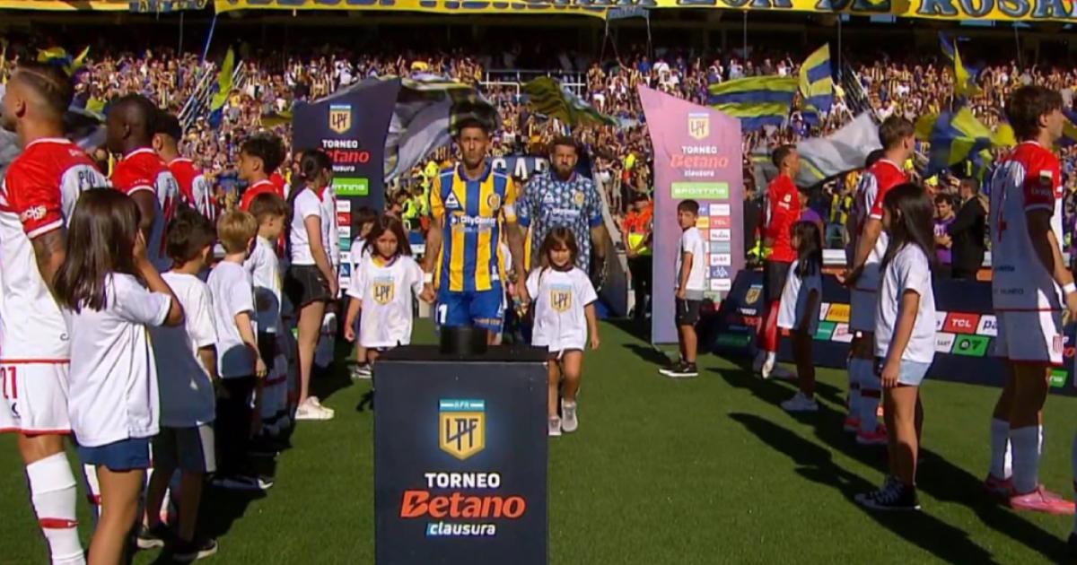 (VIDEO) ¡Polémico! Estudiantes le hizo el pasillo a Rosario Central, pero de espaldas