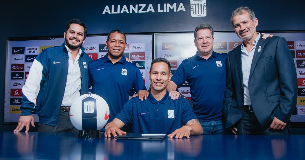 Renzo Garcés renovó contrato con Alianza Lima