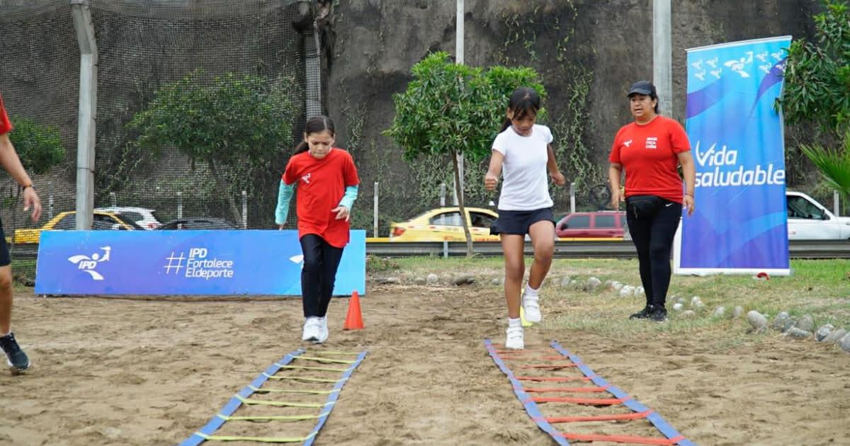 Cientos de personas disfrutaron del 'Festiplaya IPD' en playa de Miraflores