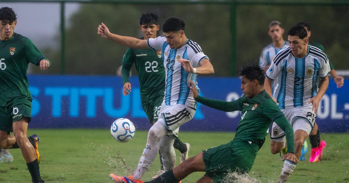 Argentina sacó su boleto para el Mundial Sub 17. El elenco albiceleste igualó 1-1 ante Bolivia por la última jornada del Grupo B del Sudamericano Sub 17 y consiguió su clasificación a semifinales y a la cita mundialista.  Fue Salinas a los 48’ el que rompió el cero y le dio la ventaja al combinado argentino que necesitaba ganar para depender de sí mismo.  La reacción de Bolivia llegó a los 86’ por medio de Nacif que mantuvo la ilusión de la ‘Verde’ que también tenía chances de avanzar, pero finalmente los d