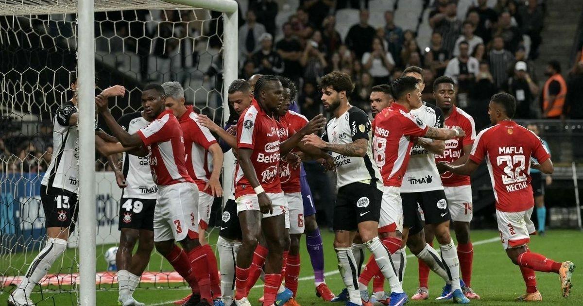 Carrillo ingresó en triunfo de Corinthians en la Libertadores