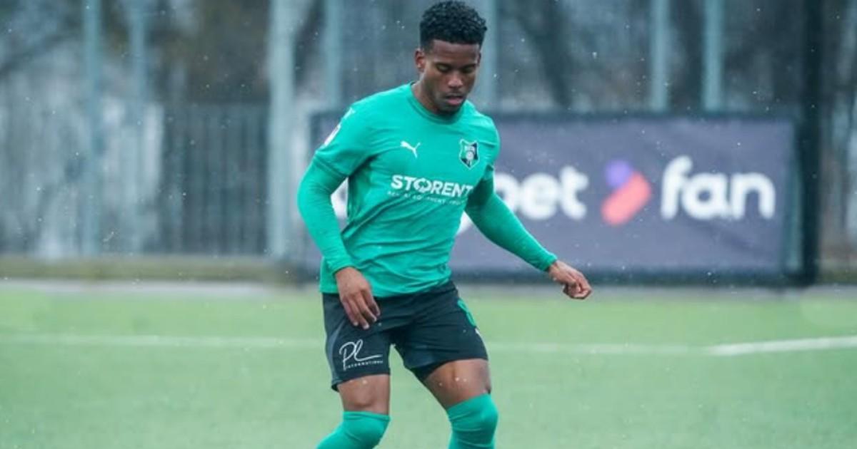 Sebastián Aranda fue expulsado en la caída de FK Auda ante Riga FC