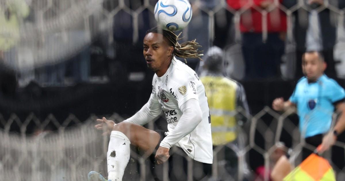 Carrillo ingresó en derrota de Corinthians en la Libertadores