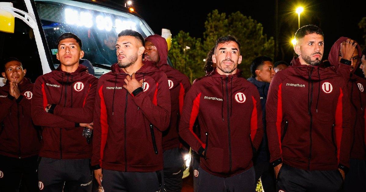 Hinchas de Universitario realizaron banderazo en Montevideo