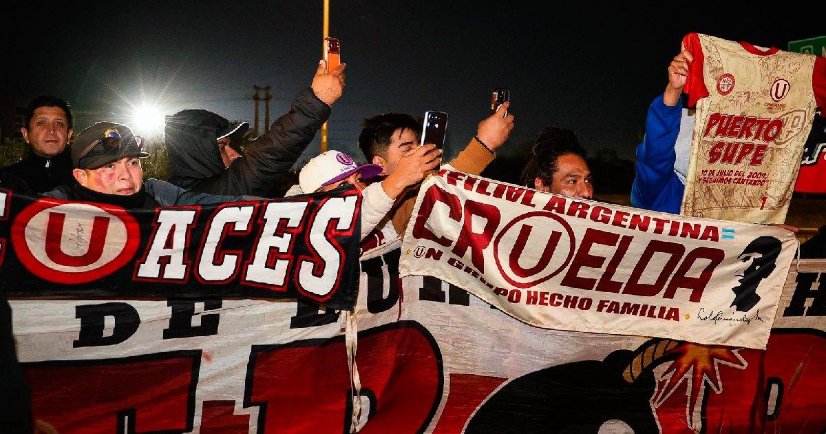 Hinchas de Universitario realizaron banderazo en Montevideo