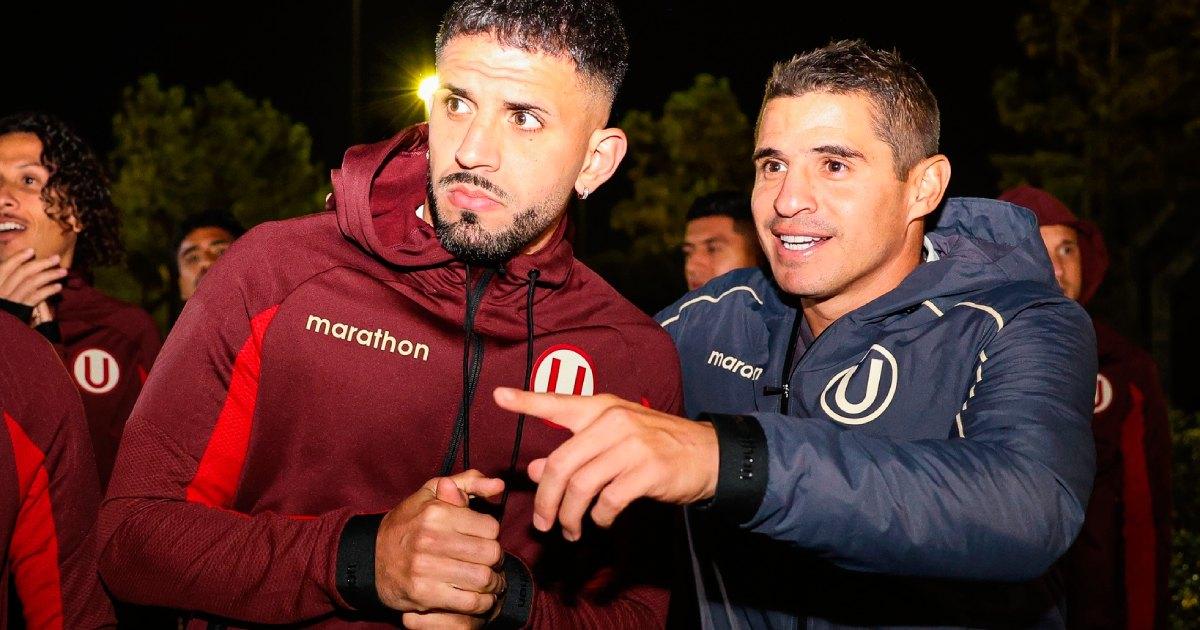Hinchas de Universitario realizaron banderazo en Montevideo