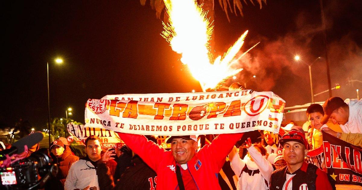 Hinchas de Universitario realizaron banderazo en Montevideo