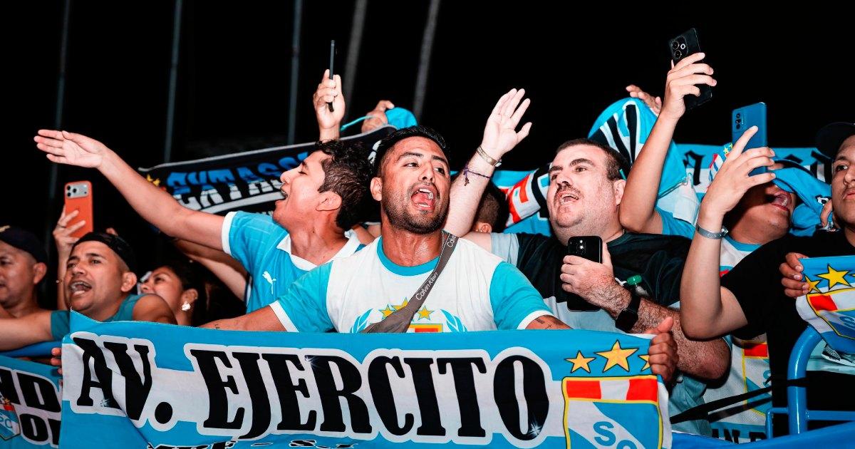 (FOTOS) Hinchada celeste acompañó a Cristal en Cartagena
