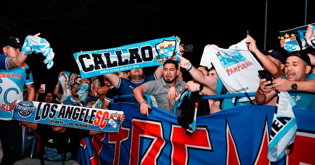 (FOTOS) Hinchada celeste acompañó a Cristal en Cartagena