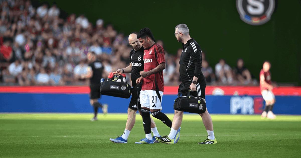Joao Grimaldo salió lesionado en triunfo del Sparta Praga en la liga checa