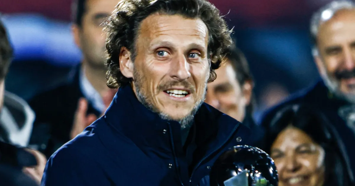 Diego Forlán asumirá como técnico interino de Uruguay tras salida de Bielsa