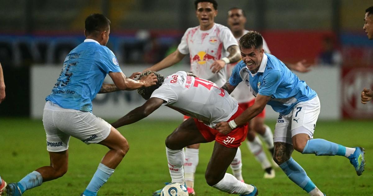 (FOTOS) No se hicieron nada: Cristal y Bragantino empataron 0-0 en la Sudamericana