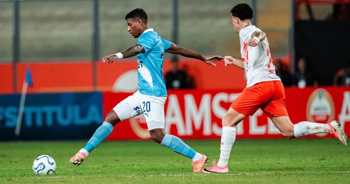 (FOTOS) No se hicieron nada: Cristal y Bragantino empataron 0-0 en la Sudamericana