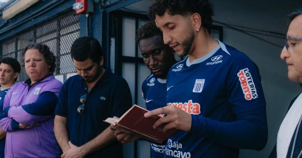 (FOTOS) ¡Con toda la fe! Alianza Lima bendijo sus camisetas moradas antes de viajar al Cusco