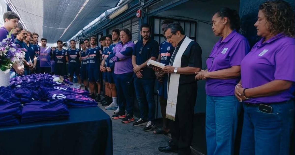 (FOTOS) ¡Con toda la fe! Alianza Lima bendijo sus camisetas moradas antes de viajar al Cusco