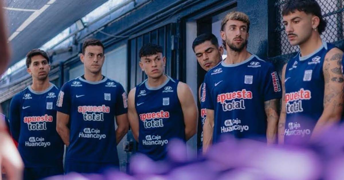 (FOTOS) ¡Con toda la fe! Alianza Lima bendijo sus camisetas moradas antes de viajar al Cusco