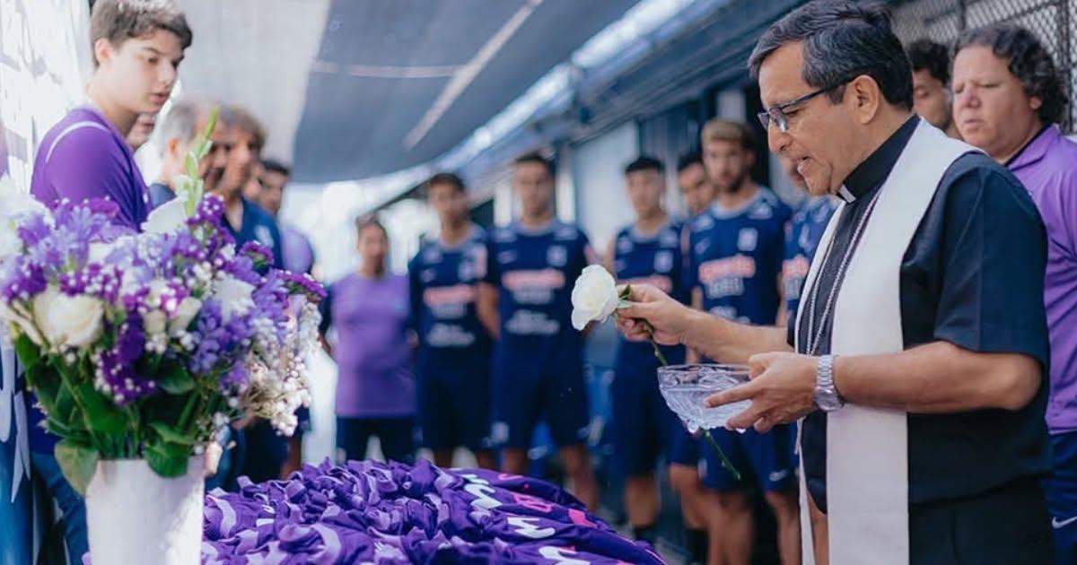 (FOTOS) ¡Con toda la fe! Alianza Lima bendijo sus camisetas moradas antes de viajar al Cusco