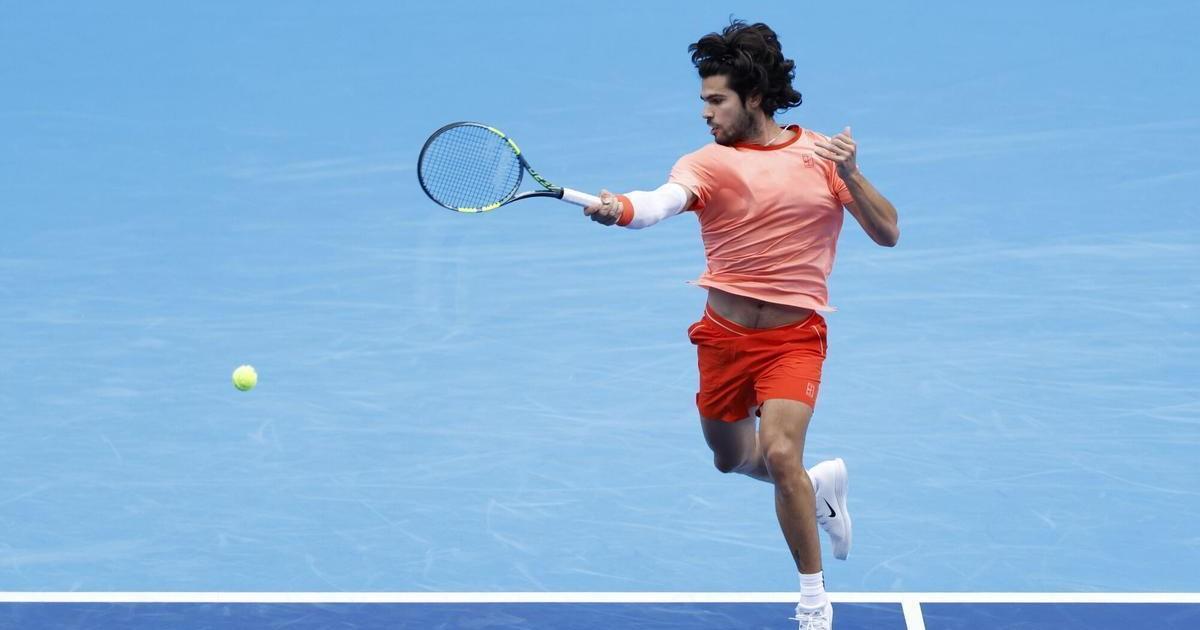 Alcaraz avanzó en Tokio tras retiro de Shapovalov