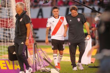 Juanfer Quintero sale lesionado del Monumental de Argentina