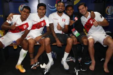 ¡Apoyo total! Así arropó la selección peruana a Callens tras su lesión por Copa América | FOTOS
