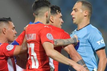 ¡Enloqueció! Gustavo Gómez vio la tarjeta roja y se le fue encima al árbitro en el Perú vs. Paraguay | VIDEO