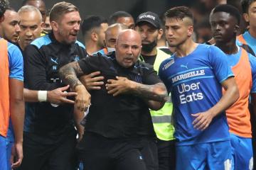 ¡Descontrolado! Jorge Sampaoli se peleó con los hinchas del Niza en Francia | VIDEO