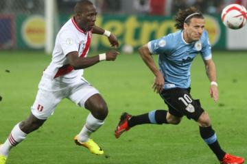 Forlán: "Uruguay está en buen momento para un partido duro como el que será ante Perú"