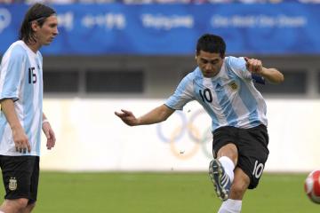 Riquelme: "Tuve la suerte de jugar con Maradona y Messi"