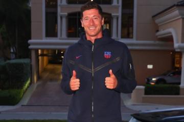 ¡Se viste de culé!: Lewandowski ya posa con la insignia del Barcelona