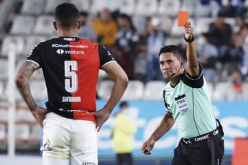 Increíble: 'Borraron' la tarjeta roja a Santamaría y podrá jugar la próxima fecha