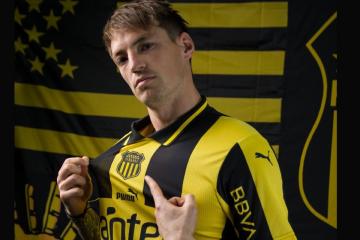 Peñarol lanza camiseta en honor a los 25 años del 'Quinquenio de Oro'
