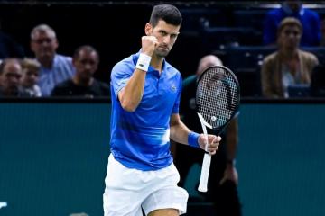 Djokovic y Tsitsipas avanzaron a 'semis' en París-Bercy