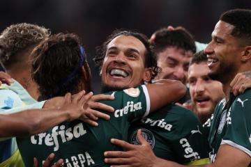 El más ganador del fútbol brasileño. Palmeiras conquistó su undécima liga local, tras la derrota del Internacional de Porto Alegre en su visita al América-MG.  Por la jornada 35, Palmeiras tenía os opciones de ser campeón hoy del Brasileirao. Primero, esperar que el Inter pierda ante América-MG o en horas de la noche vencer al Fortaleza. El 'Verdao' no tuvo que esperar hasta su partido, ya que el 'Colorado' fue derrotado hoy.  De esta forma, Palmeiras se consagró campeón con aún cuatro partidos pendientes p
