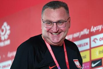 DT de Polonia: "Los equipos que no han defendido bien ya están en casa viendo los partidos del Mundial por televisión"