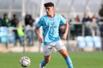 Robertson figura en la banca del City en la Champions League