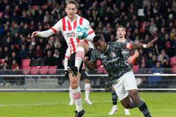 Con Araujo, FC Emmen fue eliminado por PSV de la Copa