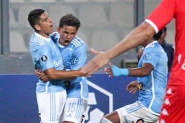 Lora sobre su gol: “No vi a nadie en el área y preferí sombrearla”
