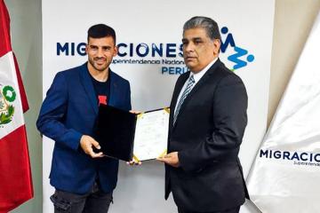 ¡Un peruano más! Bernardo Cuesta recibió nacionalidad peruana