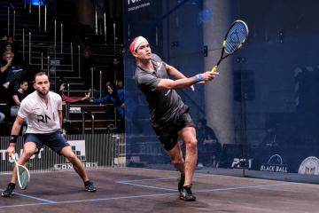 Diego Elías ganó en su debut y avanzó a ‘cuartos’ del Black Ball Squash Open