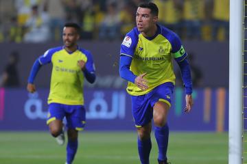 Con gol de Ronaldo, Al Nassr goleó a Al Raed y sigue con vida en la liga saudí