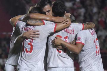 Argentinos goleó a Unión Santa Fe y se puso a siete puntos