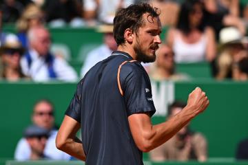 Medvedev debutó con victoria en Montecarlo y enfrentará a Zverev en octavos