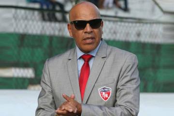Golearon al Royal Pari de Mosquera, que jugó casi todo el partido con 10