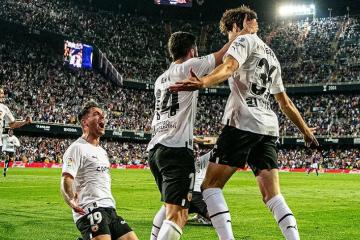 Valencia venció por 2-1 a Vallodolid y respira en la liga española