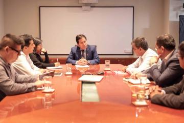 Presidente de IPD y sus coordinaciones para dotar de infraestructura deportiva al pueblo de Punchana