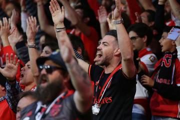 La dura sanción de la UEFA a Benfica por mal comportamiento de sus hinchas en Milan