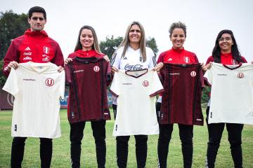 (FOTOS) Emily Lima visitó el entrenamiento del equipo femenino de Universitario