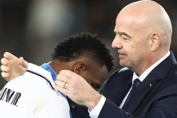 Infantino se solidarizó con Vinícius y explicó los pasos a seguir si se presenta un acto de racismo en pleno juego